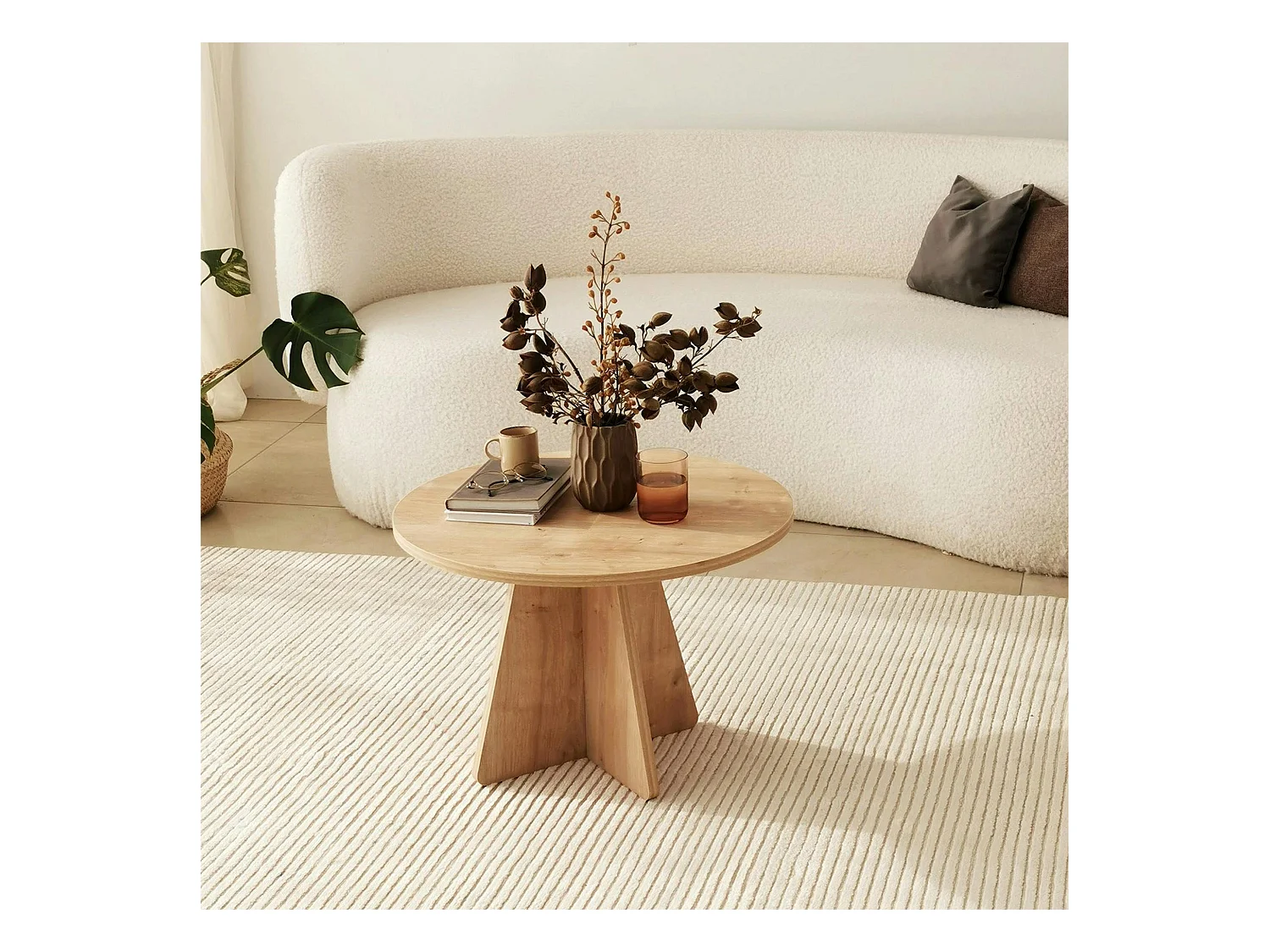 Table basse ronde effet bois clair & pieds trapèze MARFA