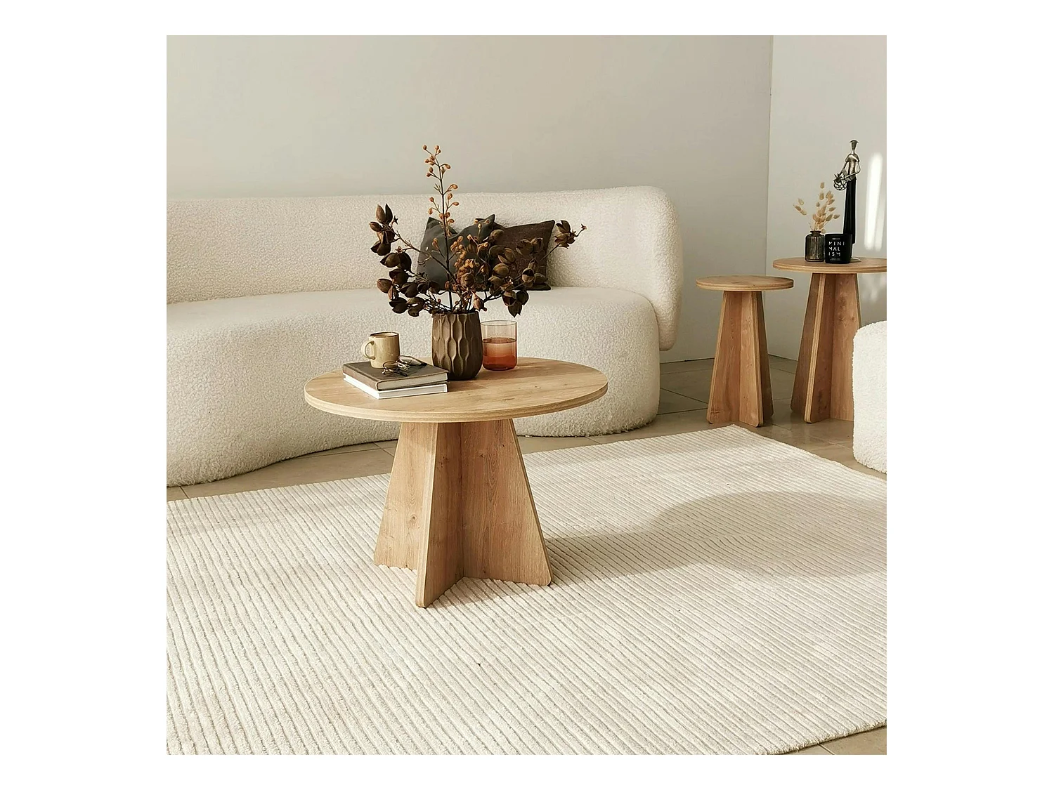 Table basse ronde effet bois clair & pieds trapèze MARFA