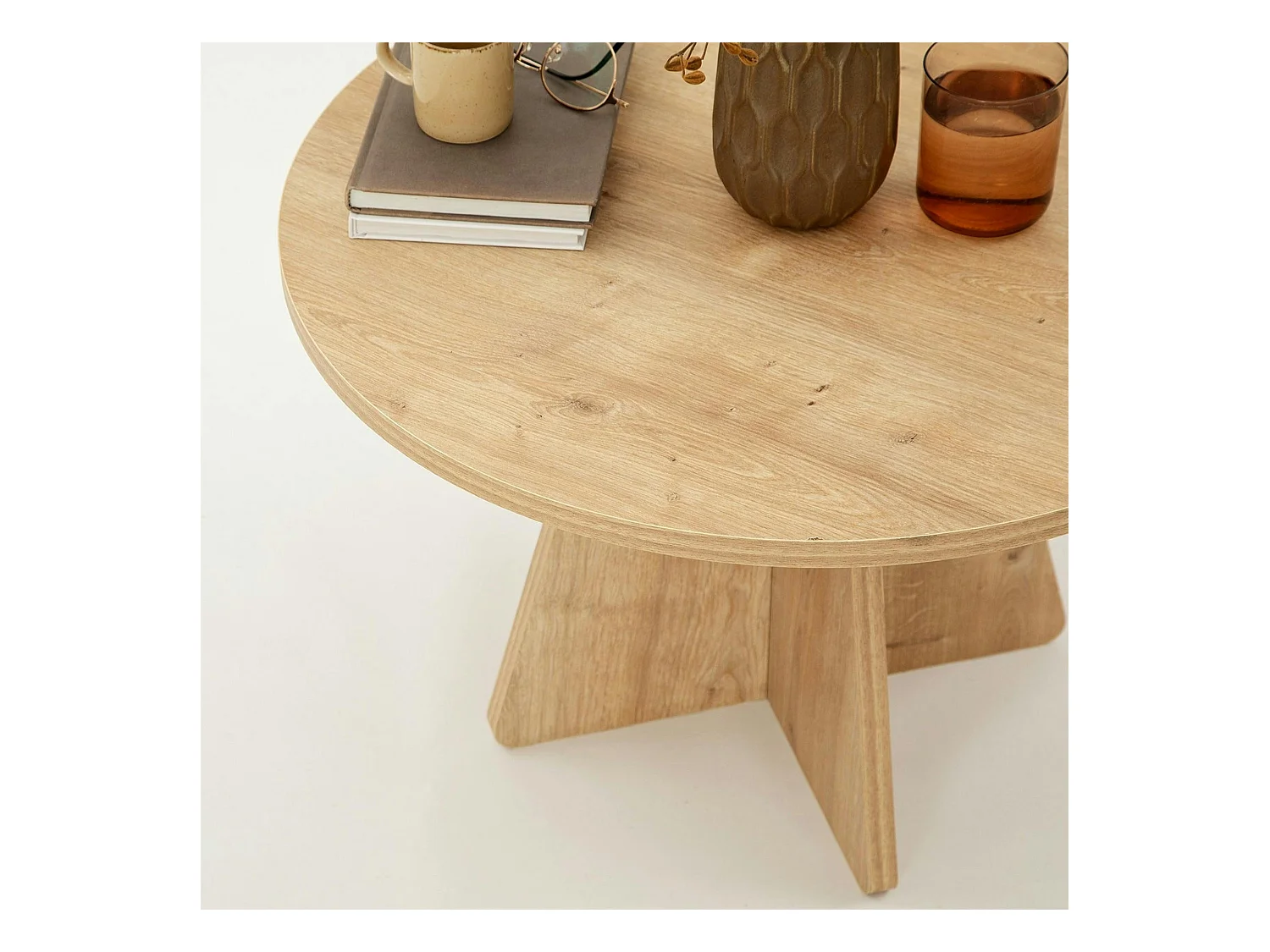 Table basse ronde effet bois clair & pieds trapèze MARFA