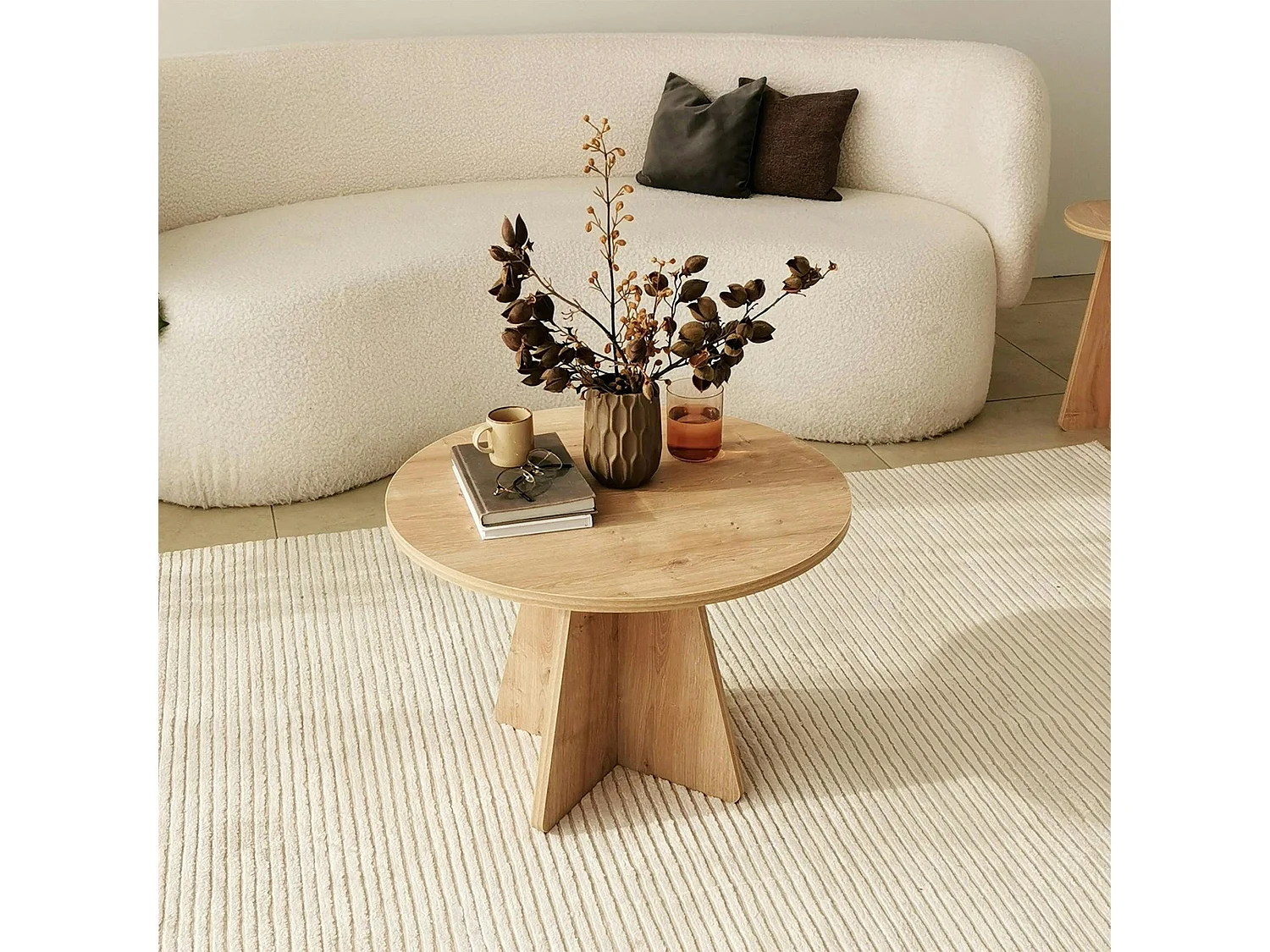 Table basse ronde effet bois clair & pieds trapèze MARFA