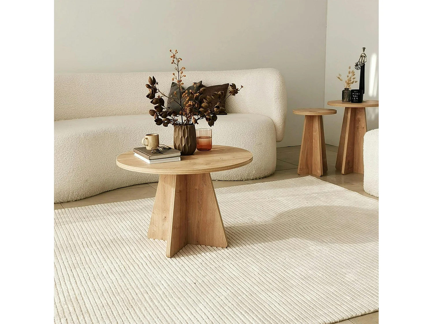 Table basse ronde effet bois clair & pieds trapèze MARFA