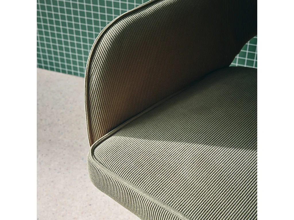 Chaise de bureau à roulettes velours côtelé kaki piétement chromé. L 60 x P 62 x H 89 / 99cm