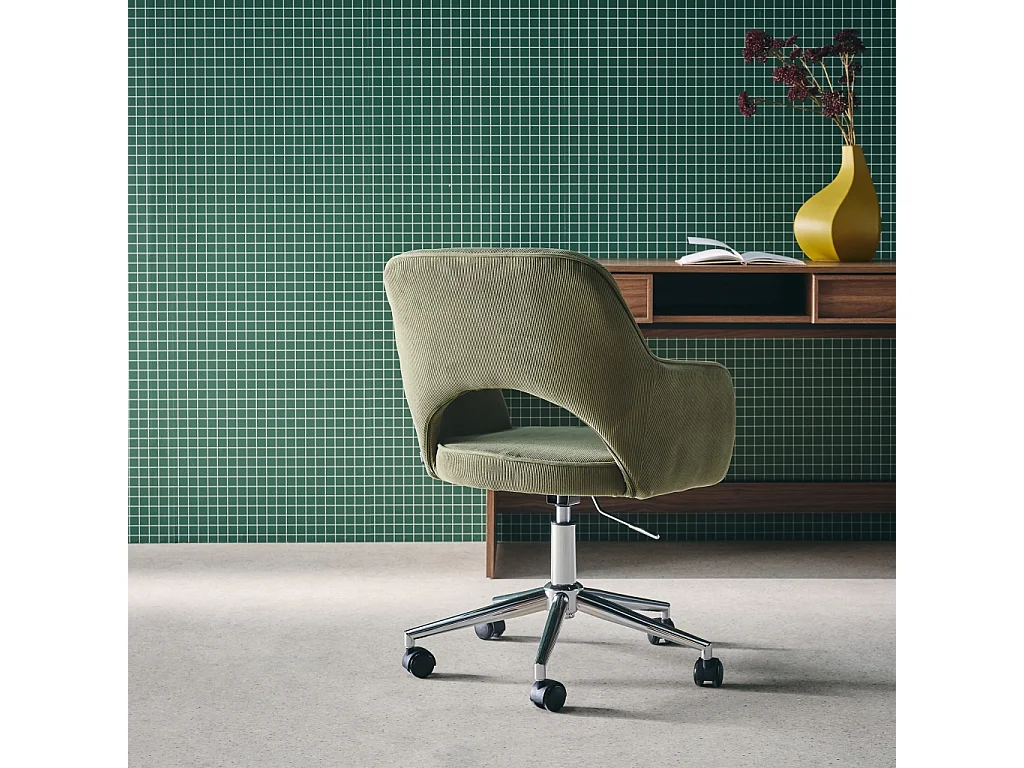 Chaise de bureau à roulettes velours côtelé kaki piétement chromé. L 60 x P 62 x H 89 / 99cm