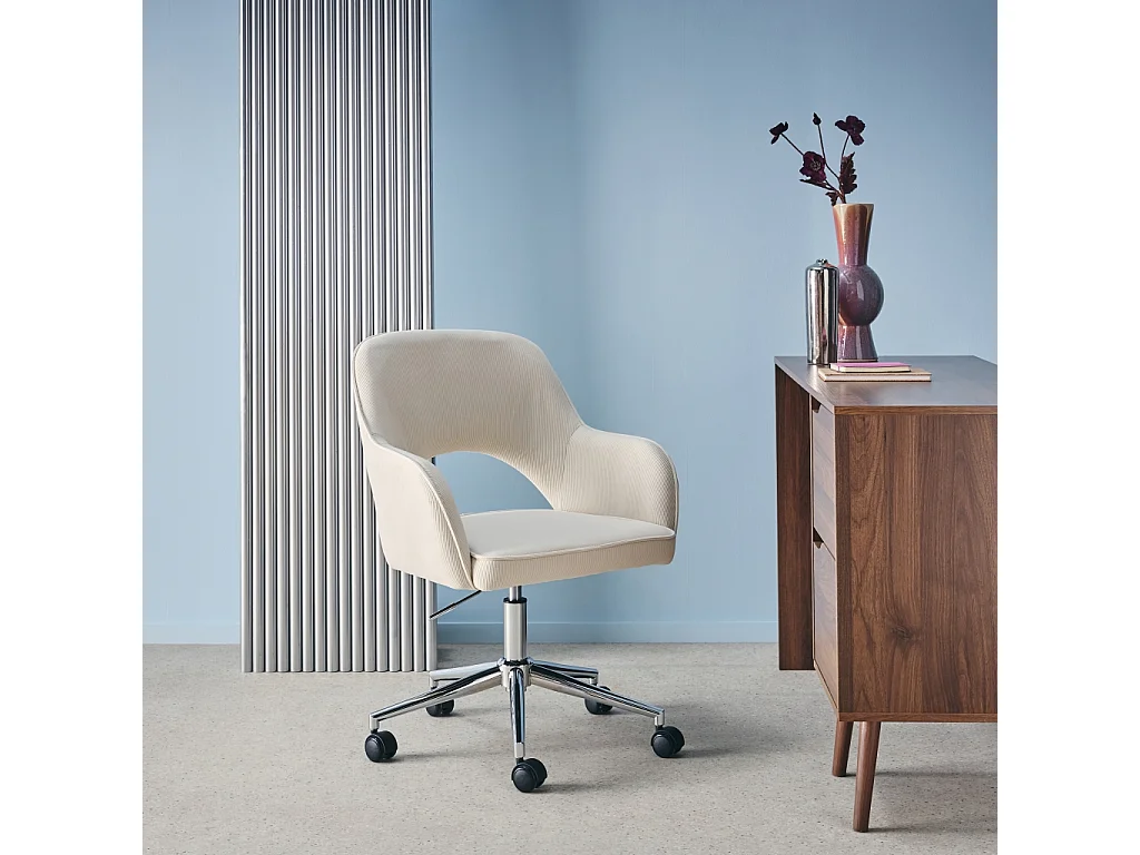 Chaise de bureau à roulettes velours côtelé blanc cassé piétement chromé. L 60 x P 62 x H 89 / 99cm