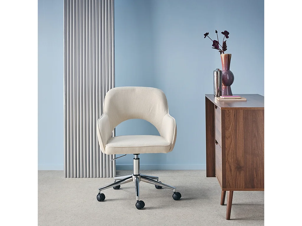 Chaise de bureau à roulettes velours côtelé blanc cassé piétement chromé. L 60 x P 62 x H 89 / 99cm