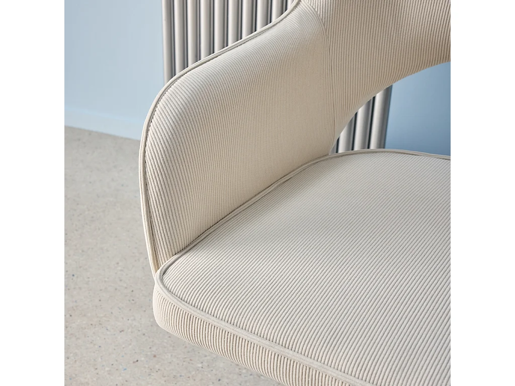 Chaise de bureau à roulettes velours côtelé blanc cassé piétement chromé. L 60 x P 62 x H 89 / 99cm