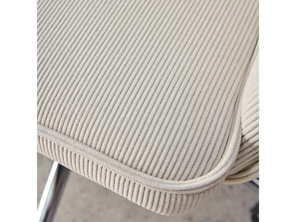 Chaise de bureau à roulettes velours côtelé blanc cassé piétement chromé. L 60 x P 62 x H 89 / 99cm