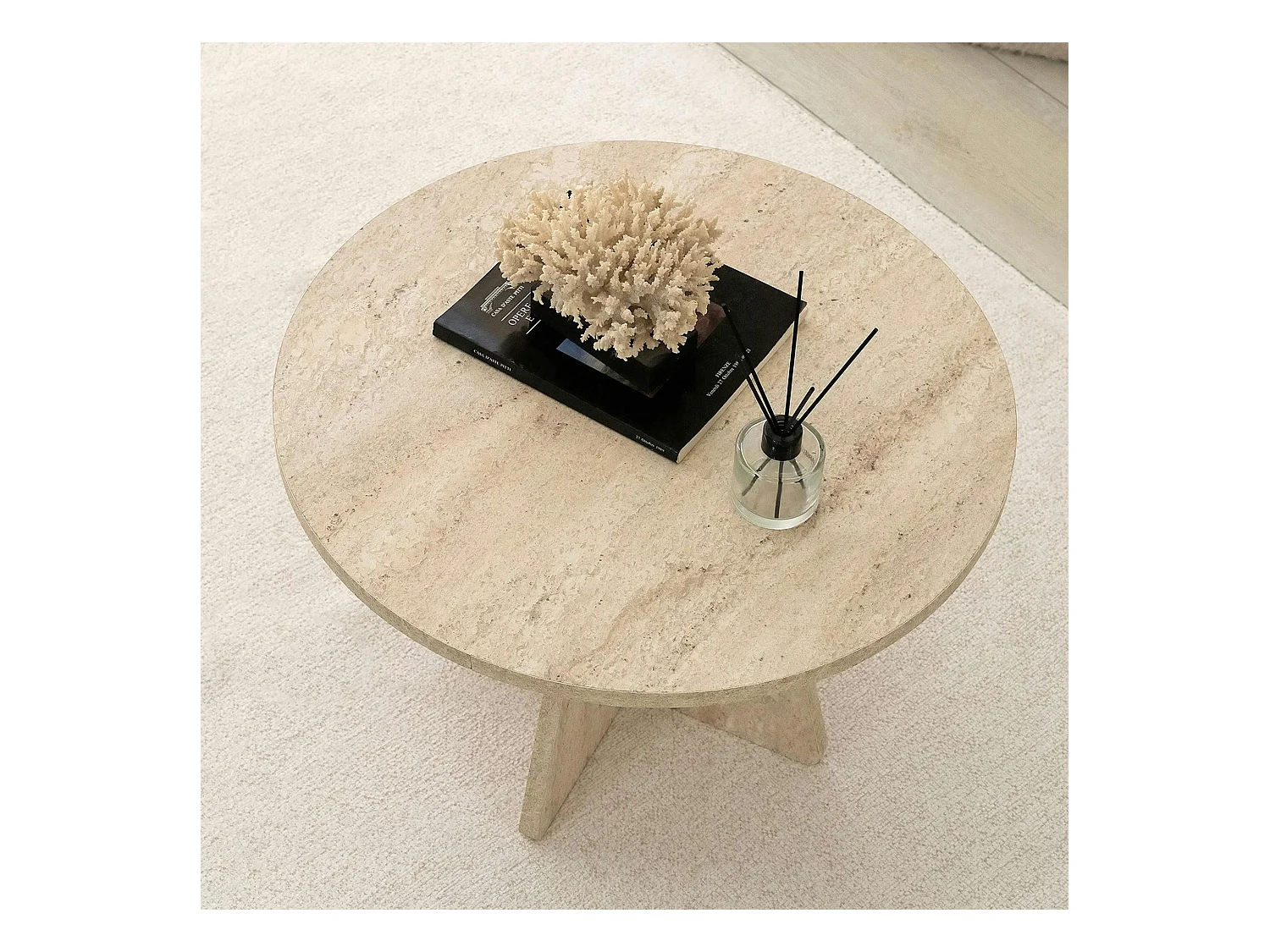 Table basse ronde effet travertin & pieds trapèze MARFA