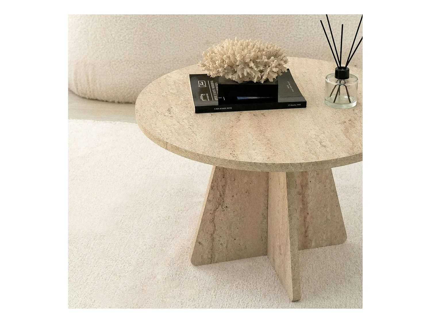 Table basse ronde effet travertin & pieds trapèze MARFA