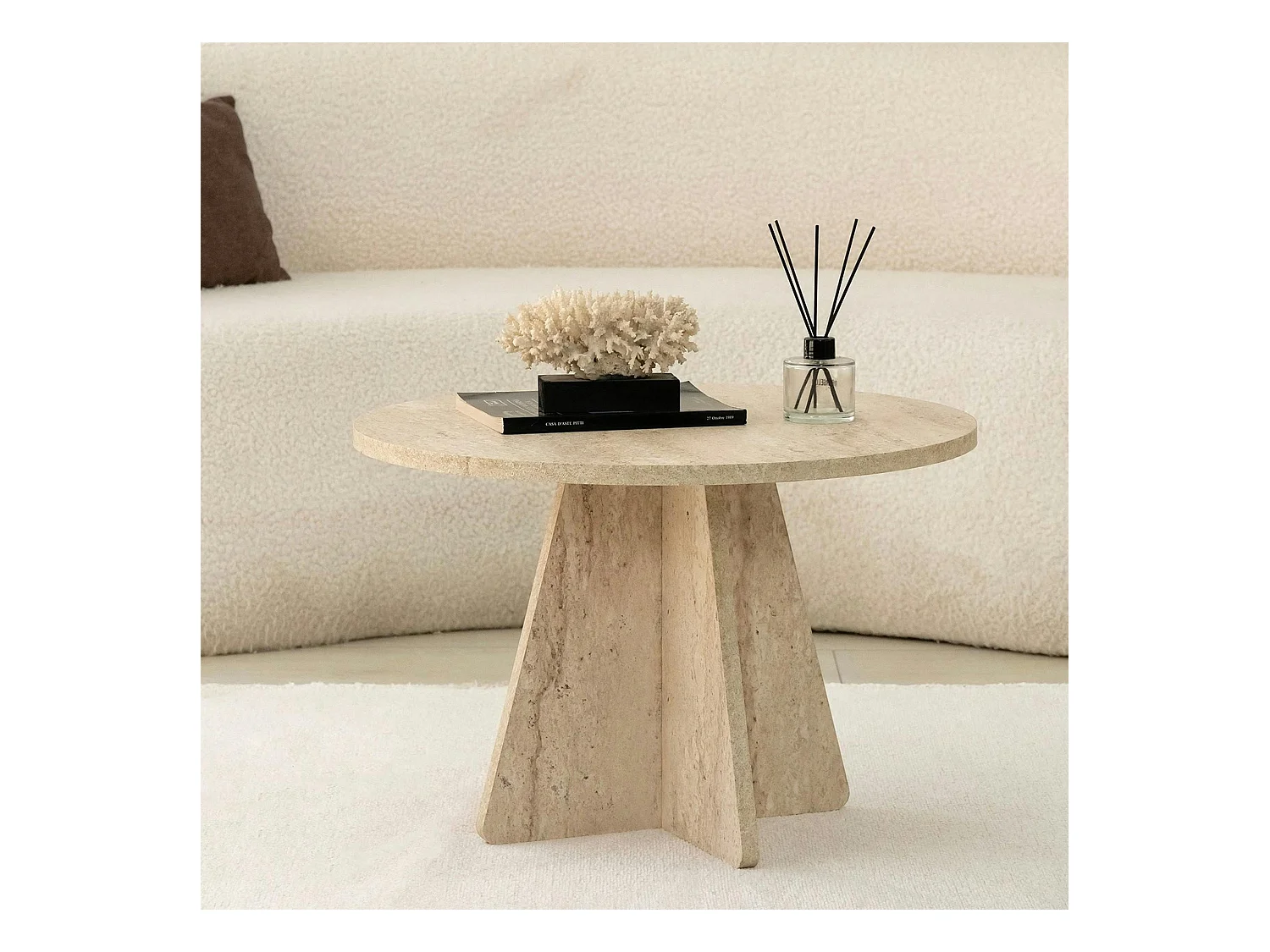 Table basse ronde effet travertin & pieds trapèze MARFA