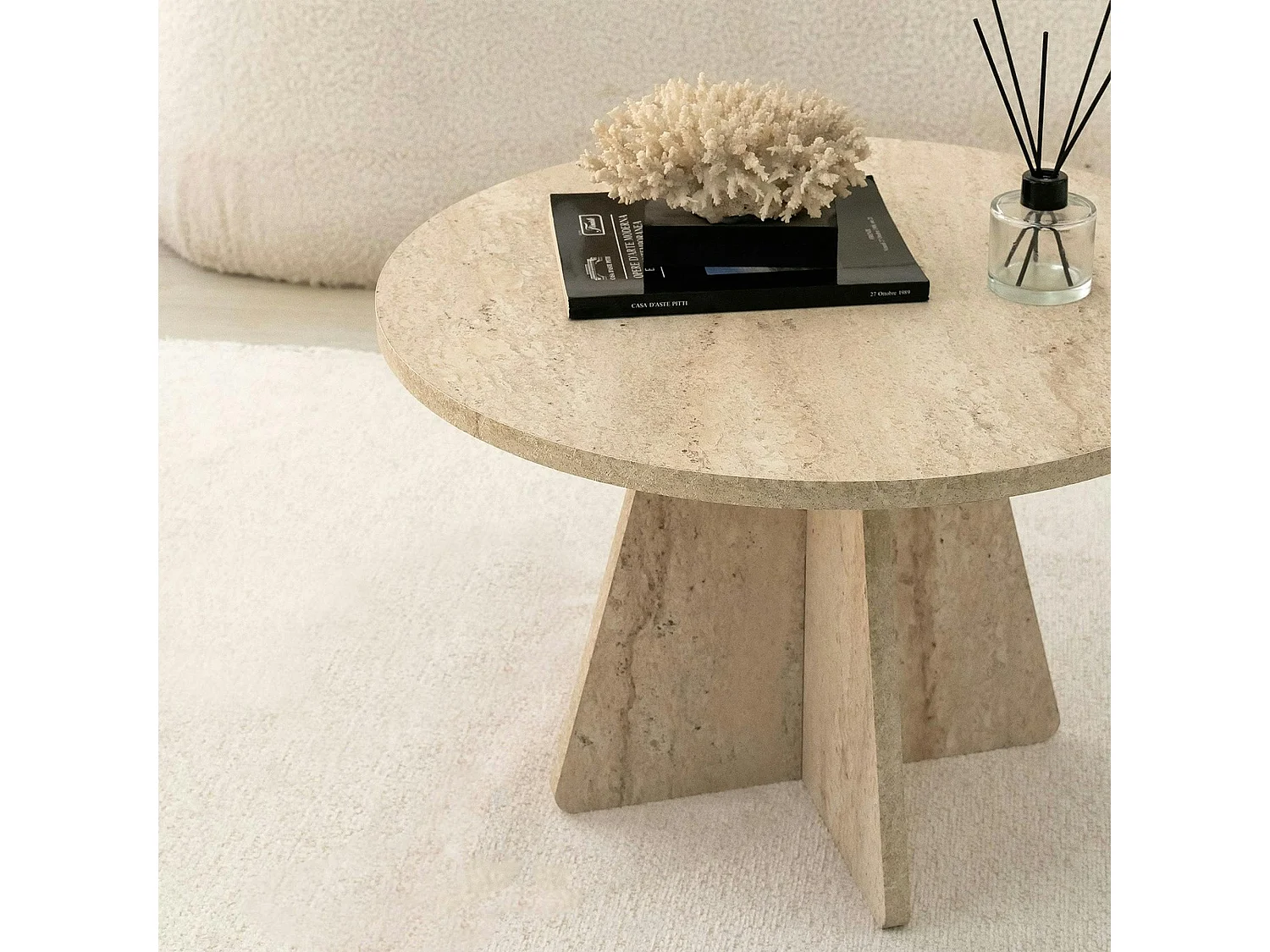 Table basse ronde effet travertin & pieds trapèze MARFA