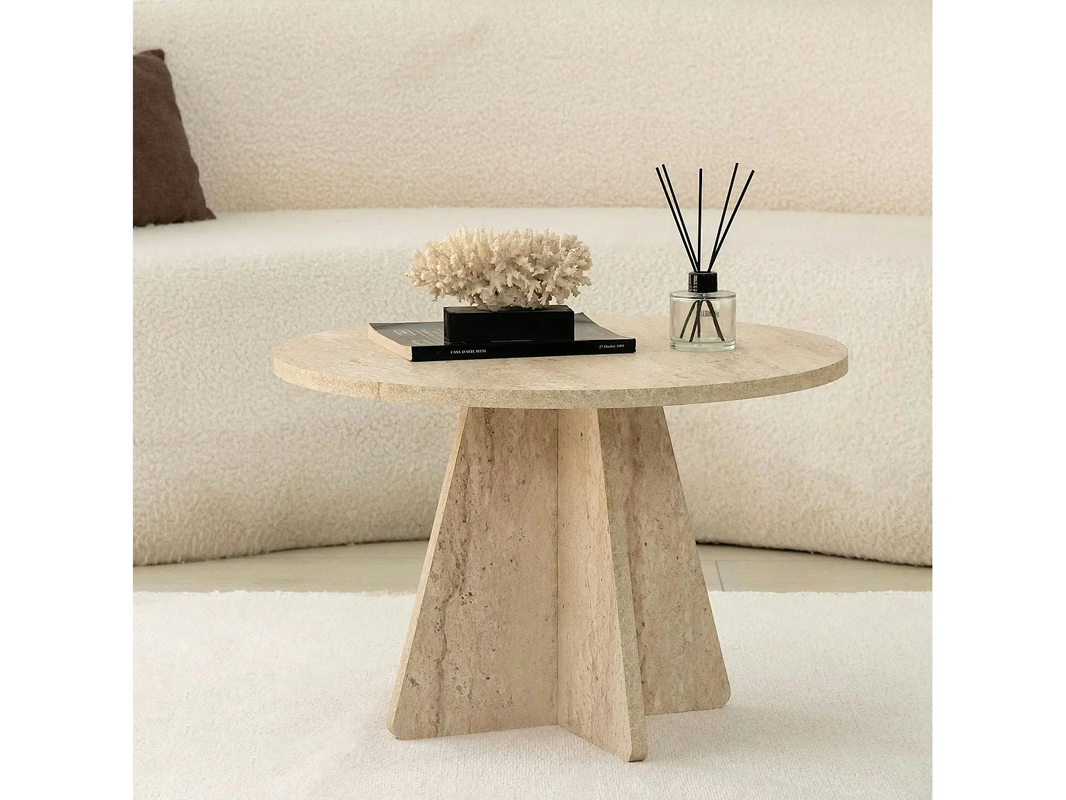 Table basse ronde effet travertin & pieds trapèze MARFA