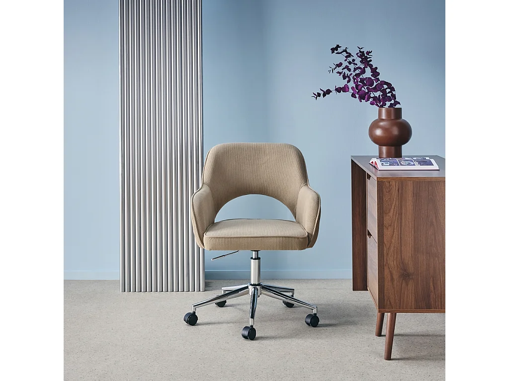 Chaise de bureau à roulettes velours côtelé taupe piétement chromé. L 60 x P 62 x H 89 / 99cm