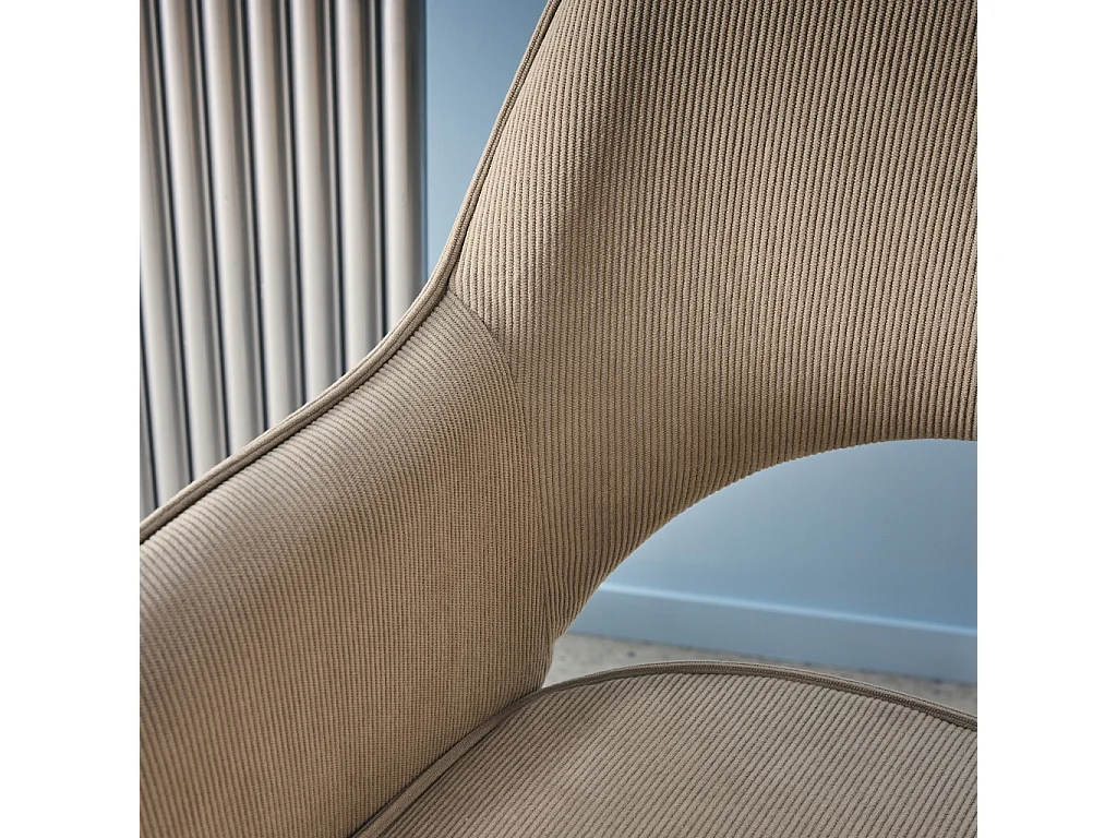 Chaise de bureau à roulettes velours côtelé taupe piétement chromé. L 60 x P 62 x H 89 / 99cm