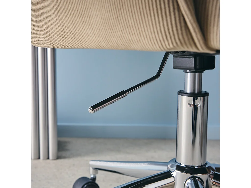 Chaise de bureau à roulettes velours côtelé taupe piétement chromé. L 60 x P 62 x H 89 / 99cm