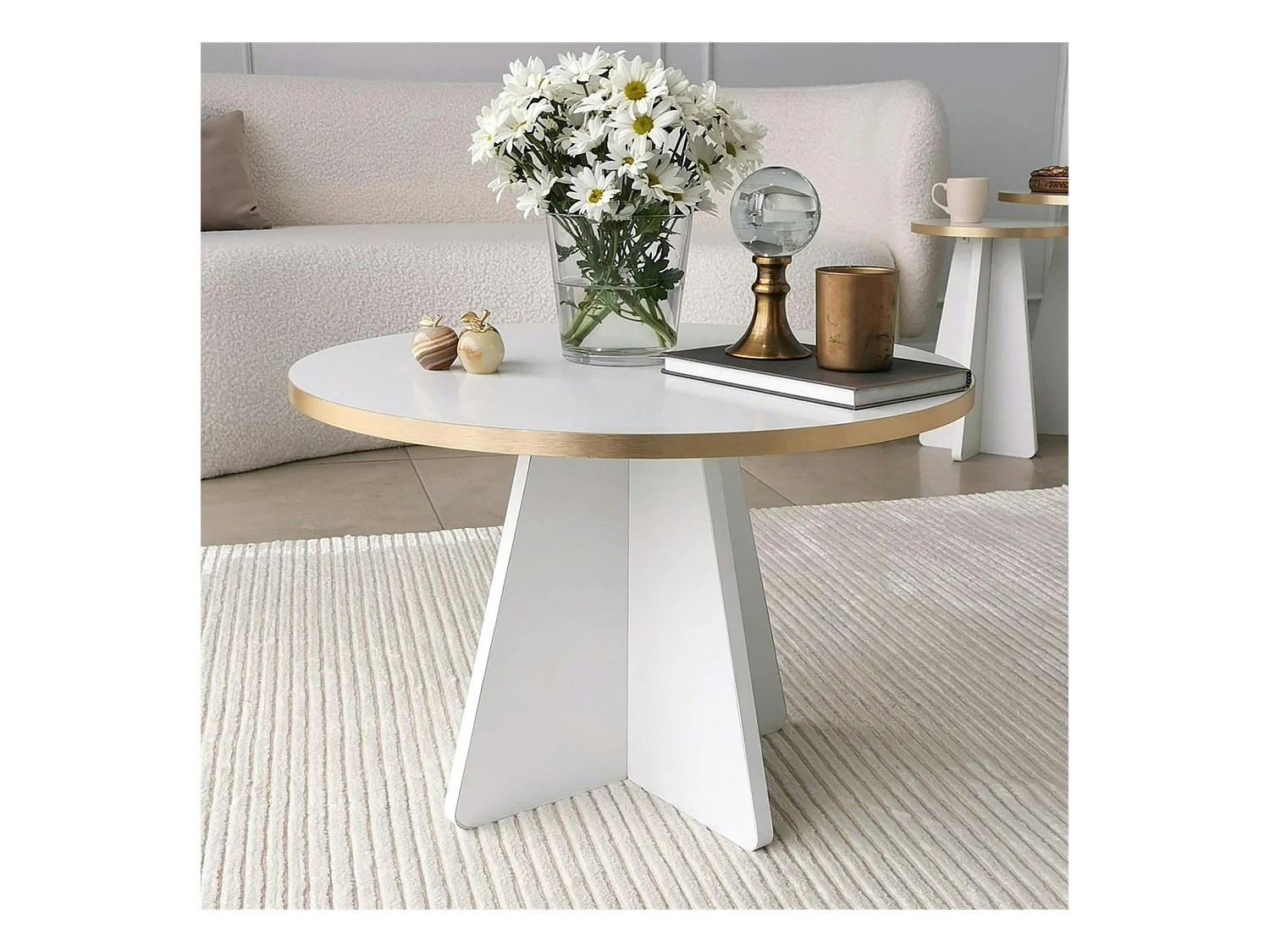 Table basse ronde blanche & pieds forme trapèze MARFA