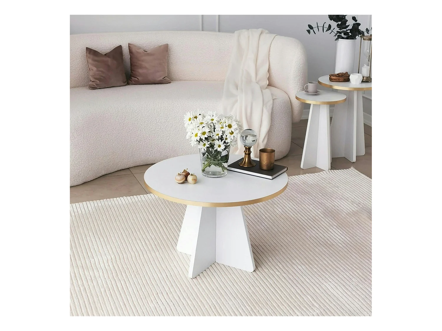 Table basse ronde blanche & pieds forme trapèze MARFA