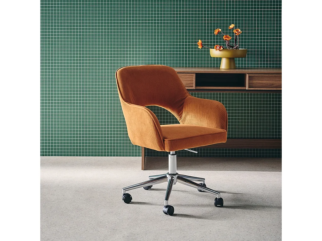 Silla de oficina de pana fina con ruedas y base cromada camel