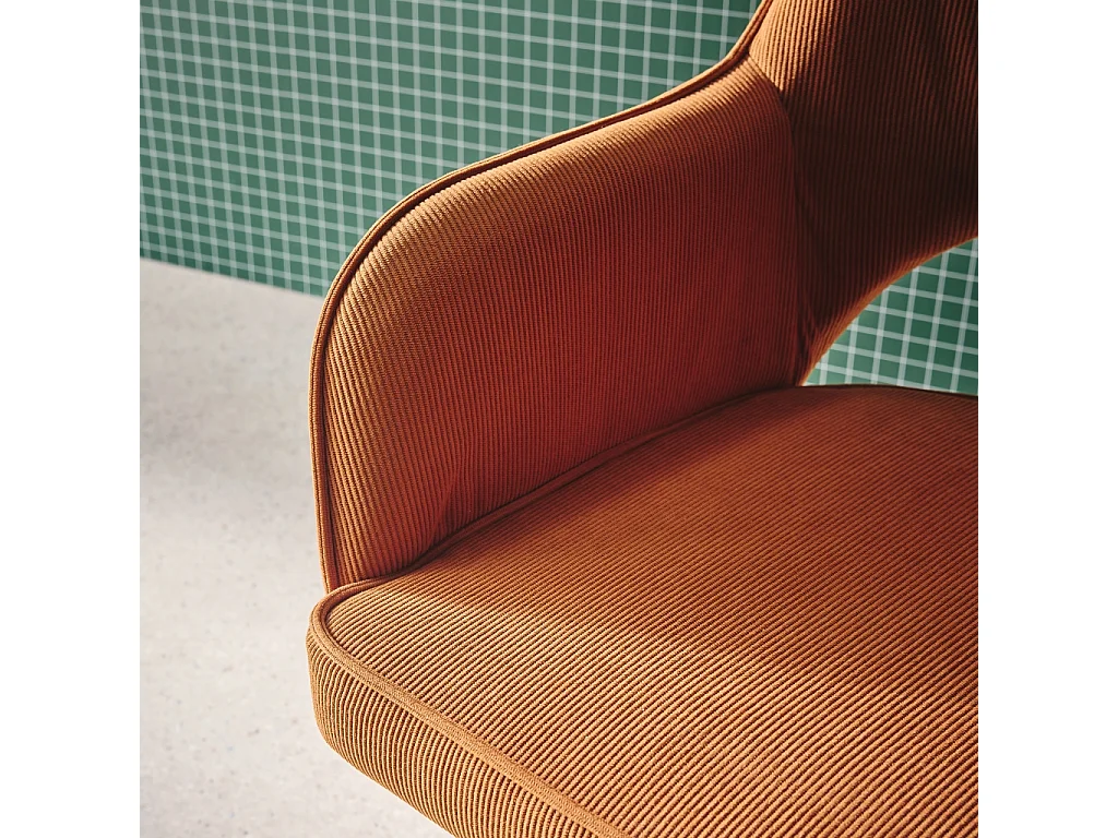 Silla de oficina de pana fina con ruedas y base cromada camel