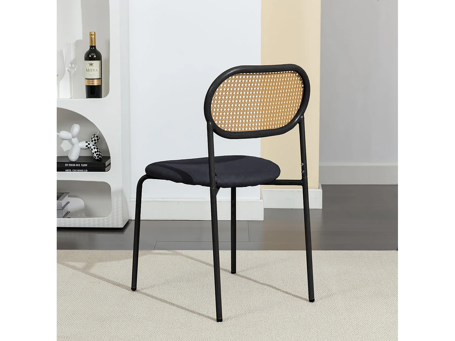 Set van 2 zwarte eetkamerstoelen van rotan en natuurlijk hout, zwart metalen frame met gewatteerde zitting