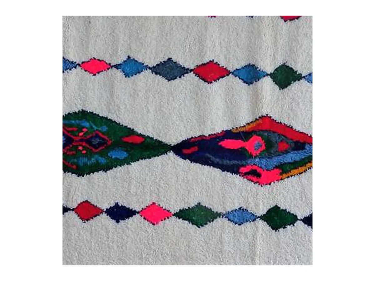 Authentique tapis berbère 150x270 fait main en laine gris et rose TEMARA