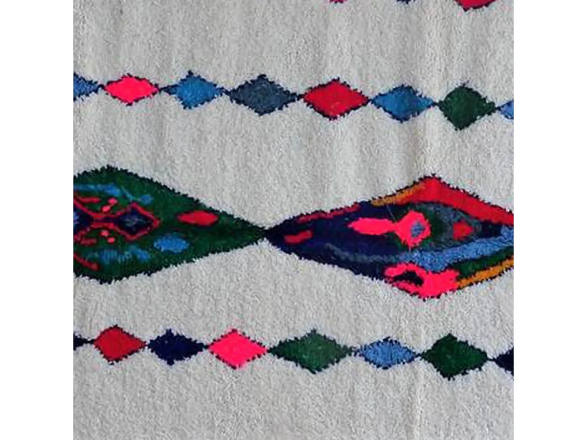 Authentique tapis berbère 150x270 fait main en laine gris et rose TEMARA