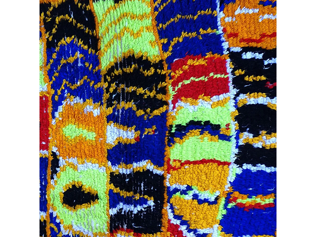 Authentique tapis berbère 115x250 fait à la main en laine rouge et fluo AZILAL 12 motif ethnic