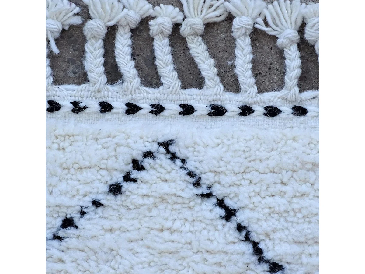 Authentique tapis berbère 85x310 fait à la main en laine blanc cassé et noir BENI OUARAIN AC