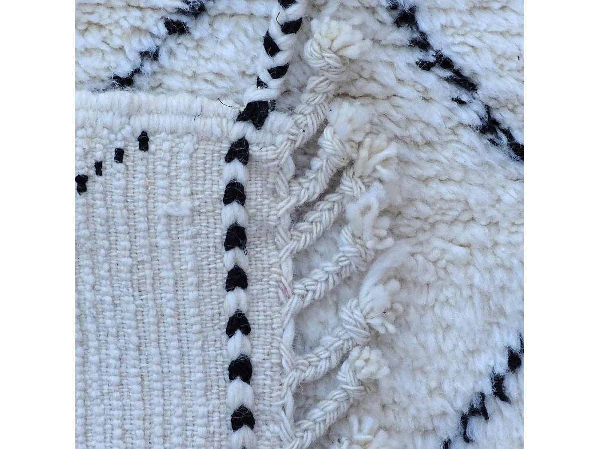 Authentique tapis berbère 85x310 fait à la main en laine blanc cassé et noir BENI OUARAIN AC