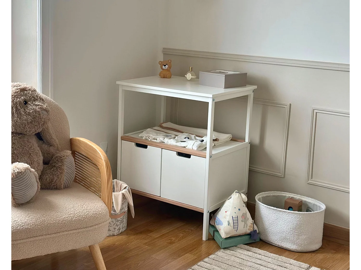 Móvel trocador bebé 2 portas ESSENTIEL de madeira Branco e Faia