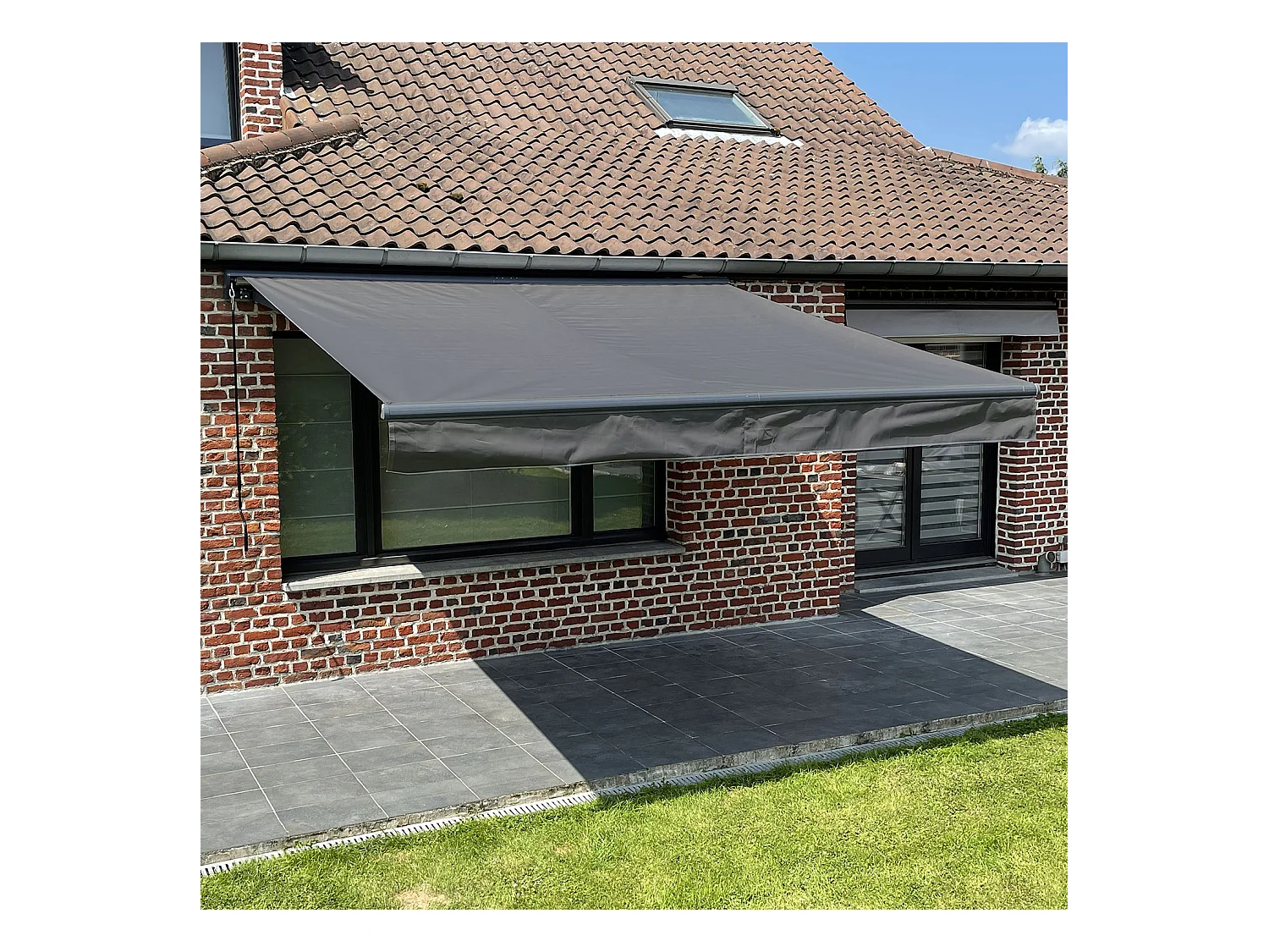 Store banne SAULE 3,5 × 3m avec semi-coffre - Toile anthracite et structure grise - HAPPY GARDEN