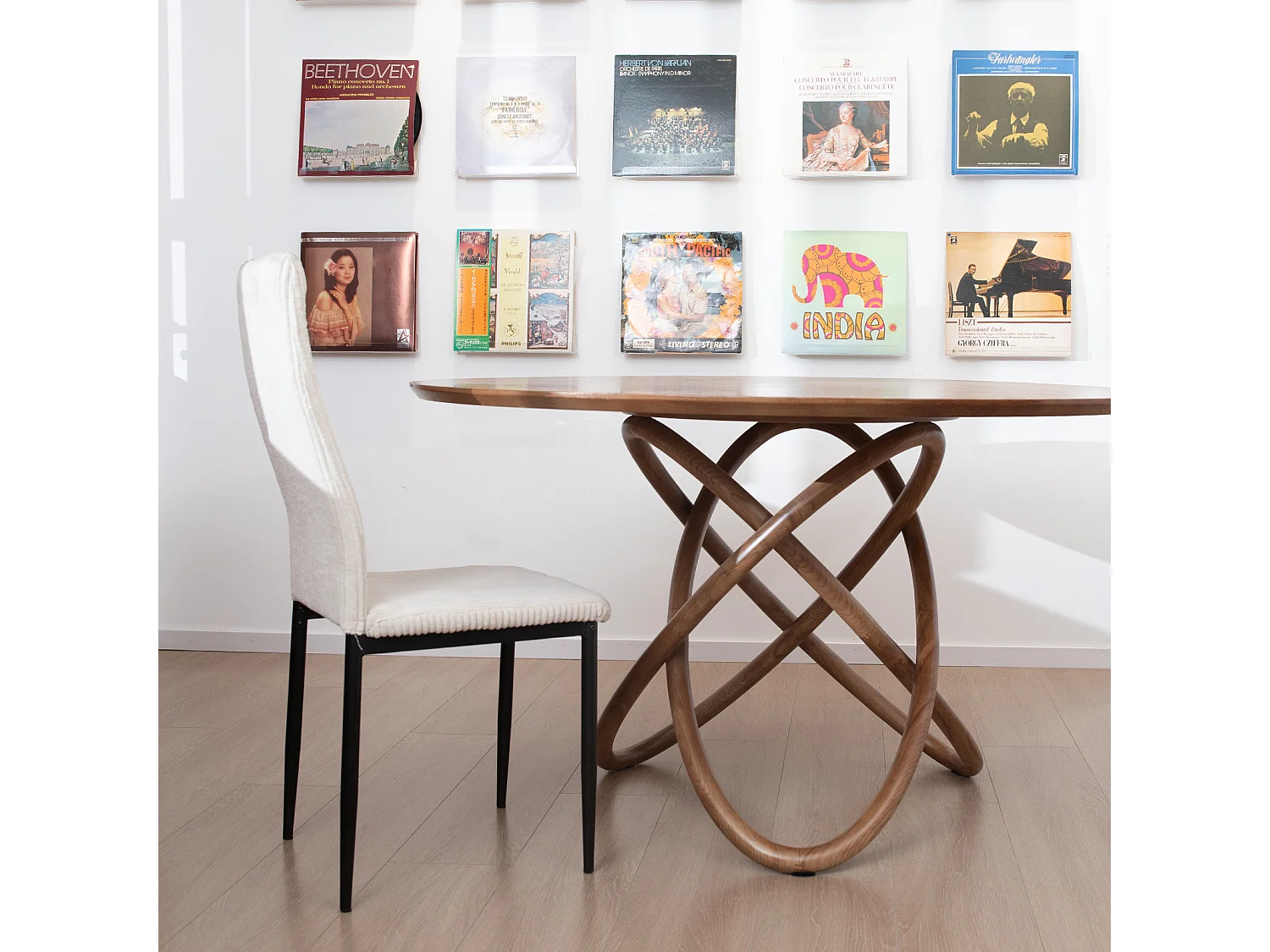 Silla de comedor con respaldo alto, tela acanalada y estructura de metal beige, juego de 4