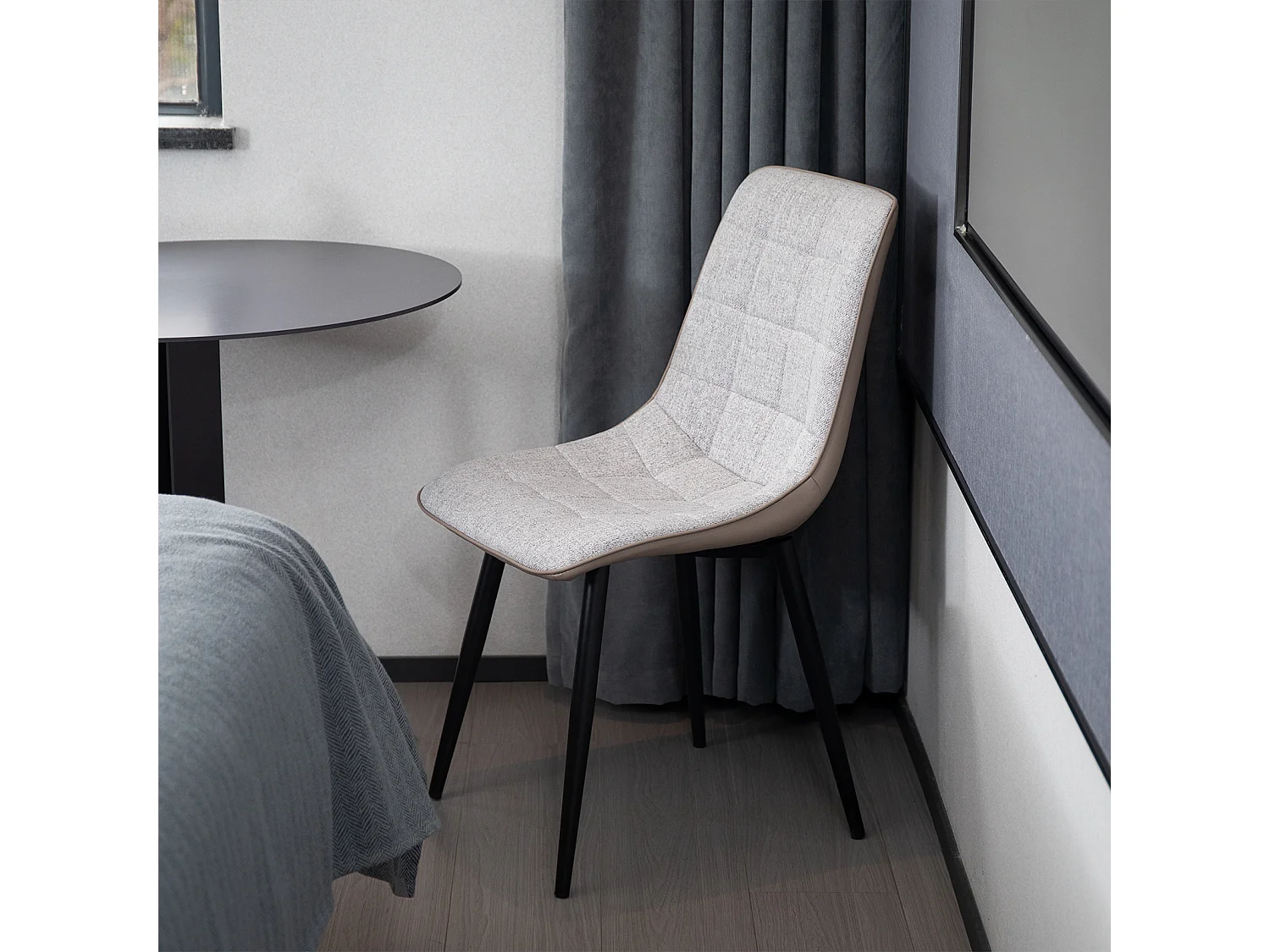 Cadeira estofada em linho imitação de couro, estrutura de metal resistente, design moderno, cinza, sala de jantar