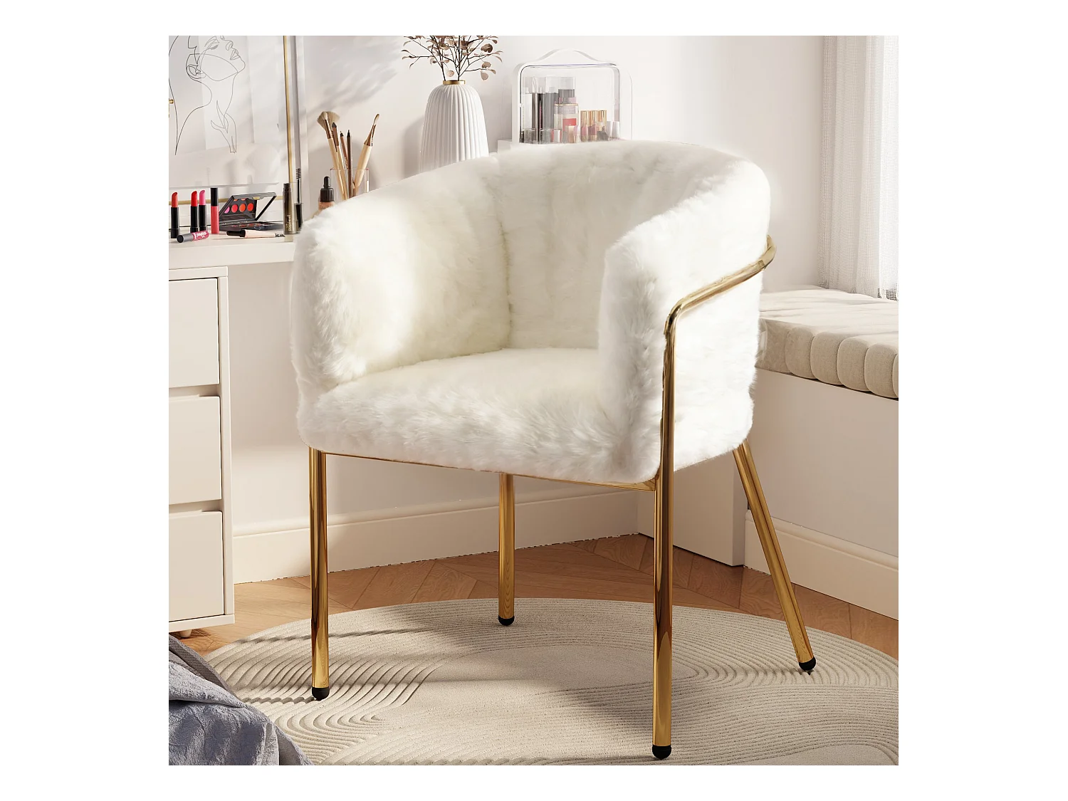 Silla de ocio beige con terciopelo sintético de conejo y patas de metal estables para sala de estar y dormitorio.