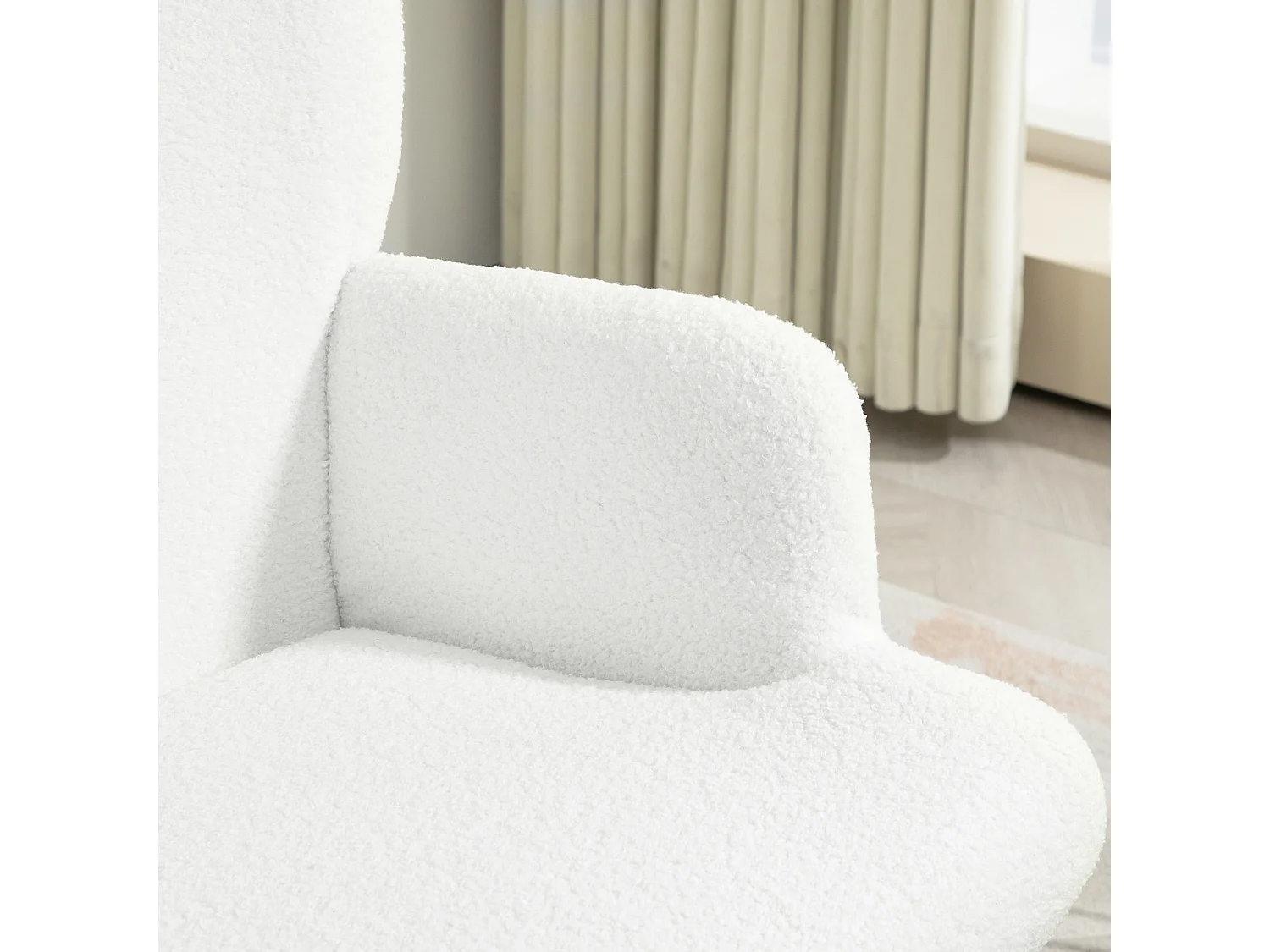 Poltrona con cuscino Sherpa e poggiapiedi coordinato in metallo dorato - Comfort morbido e design elegante