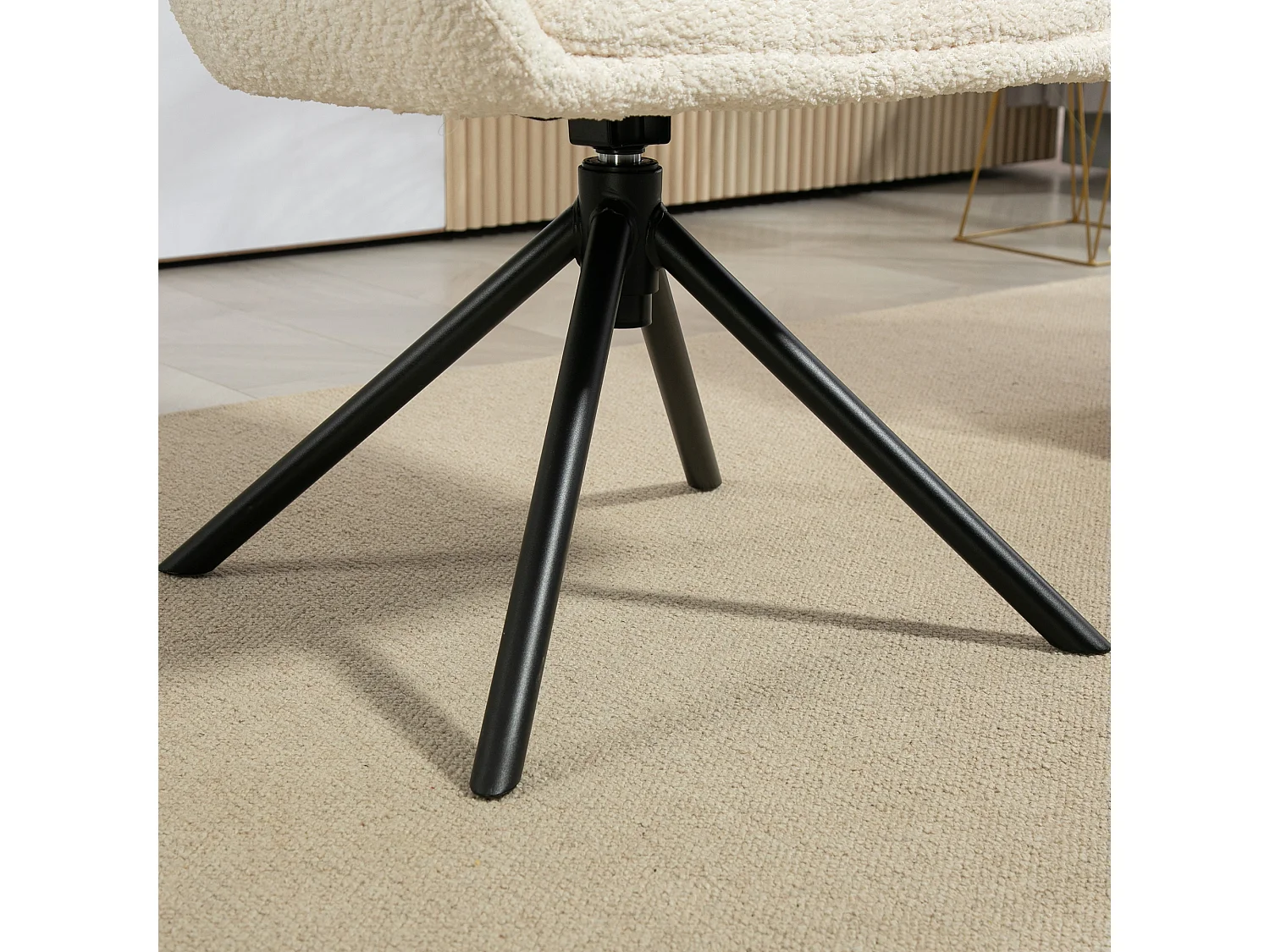 Sillón giratorio de lino con reposabrazos y patas de metal para salón dormitorio color crema