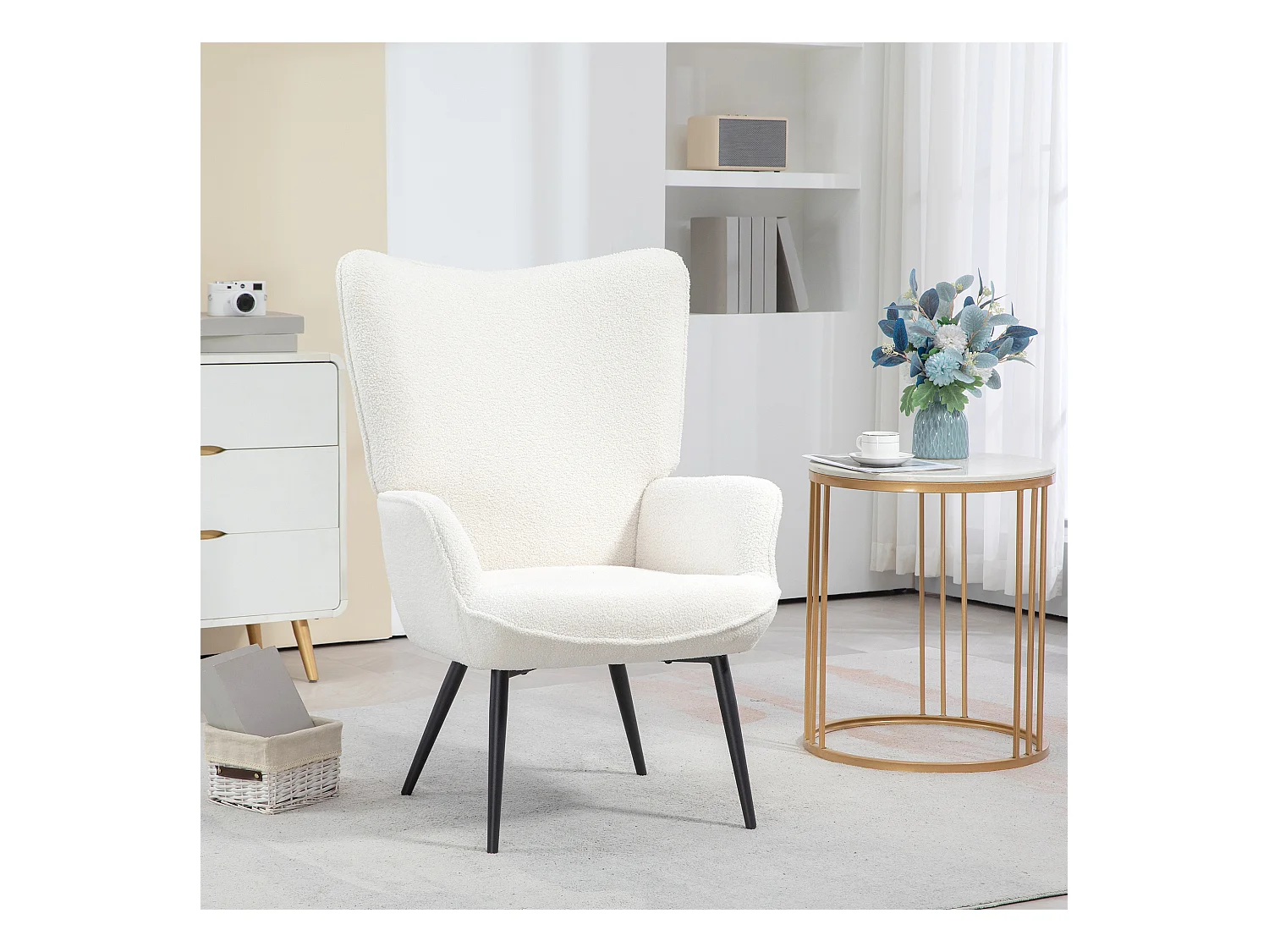 Sillón de tela con reposabrazos para salón y dormitorio con patas de metal color crema