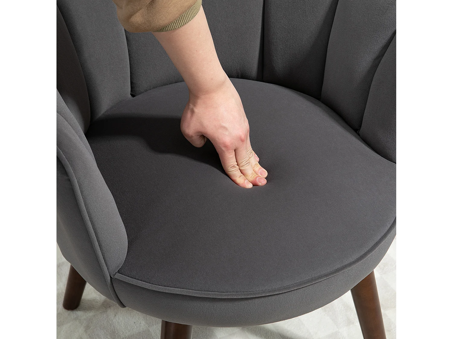 Chaise de salle à manger in velluto di poliestere con dossier e piedini in legno per cucina da salone grigio foncé 66x72x79cm