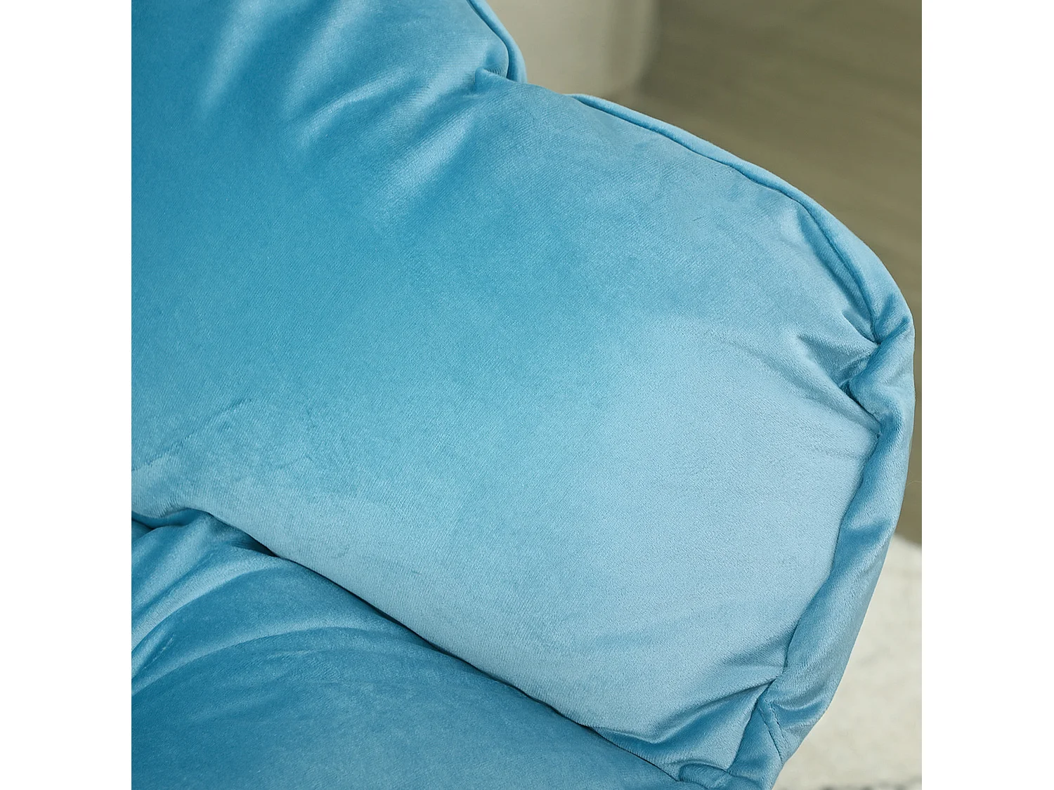 Poltrona de veludo com braços e bolsos laterais para sala de estar quarto azul