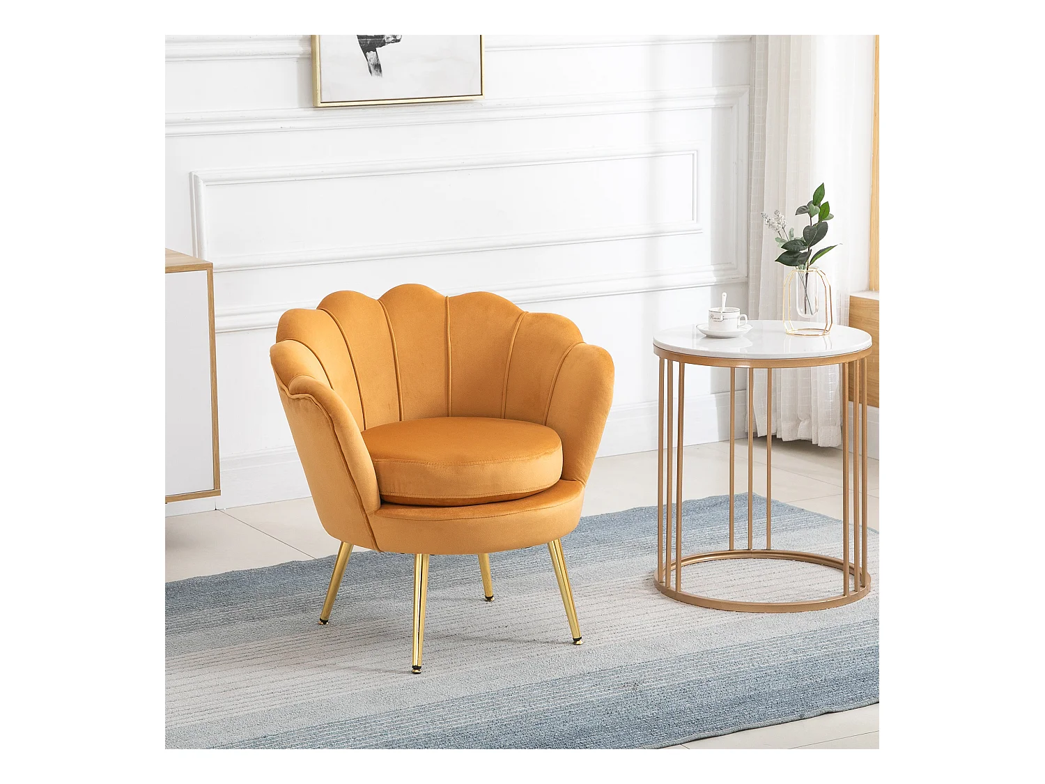 Fauteuil coquillage in velours con dossier lotus e piedini in metallo per salone da camera giallo