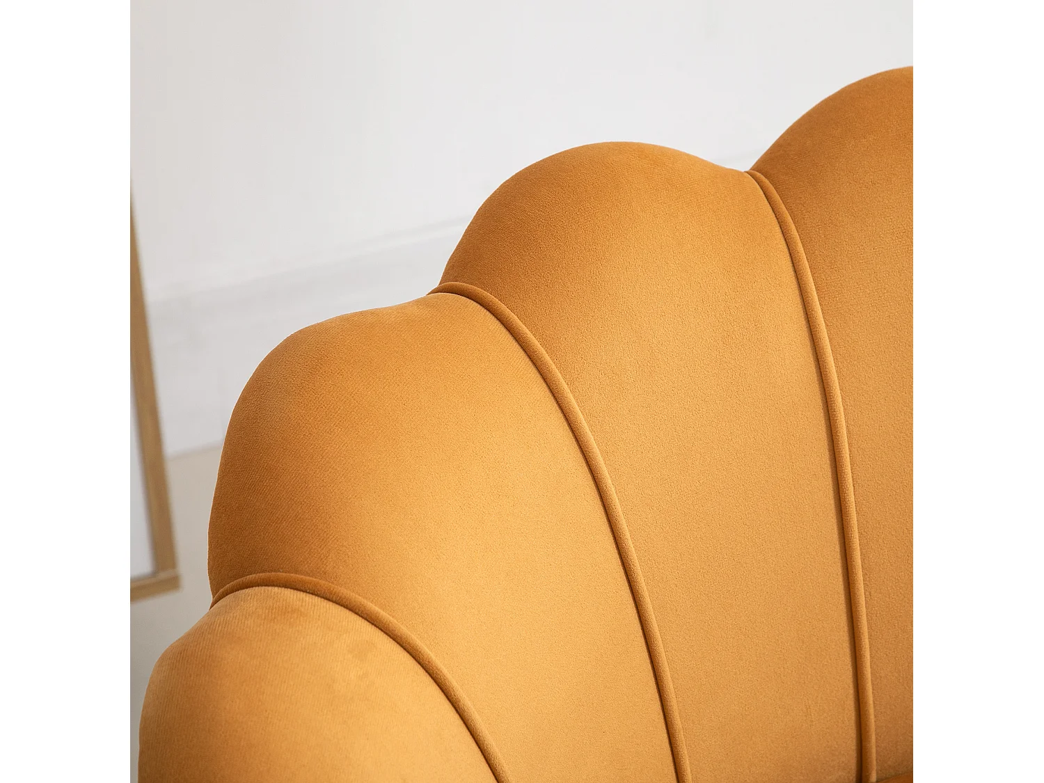 Fauteuil coquillage in velours con dossier lotus e piedini in metallo per salone da camera giallo