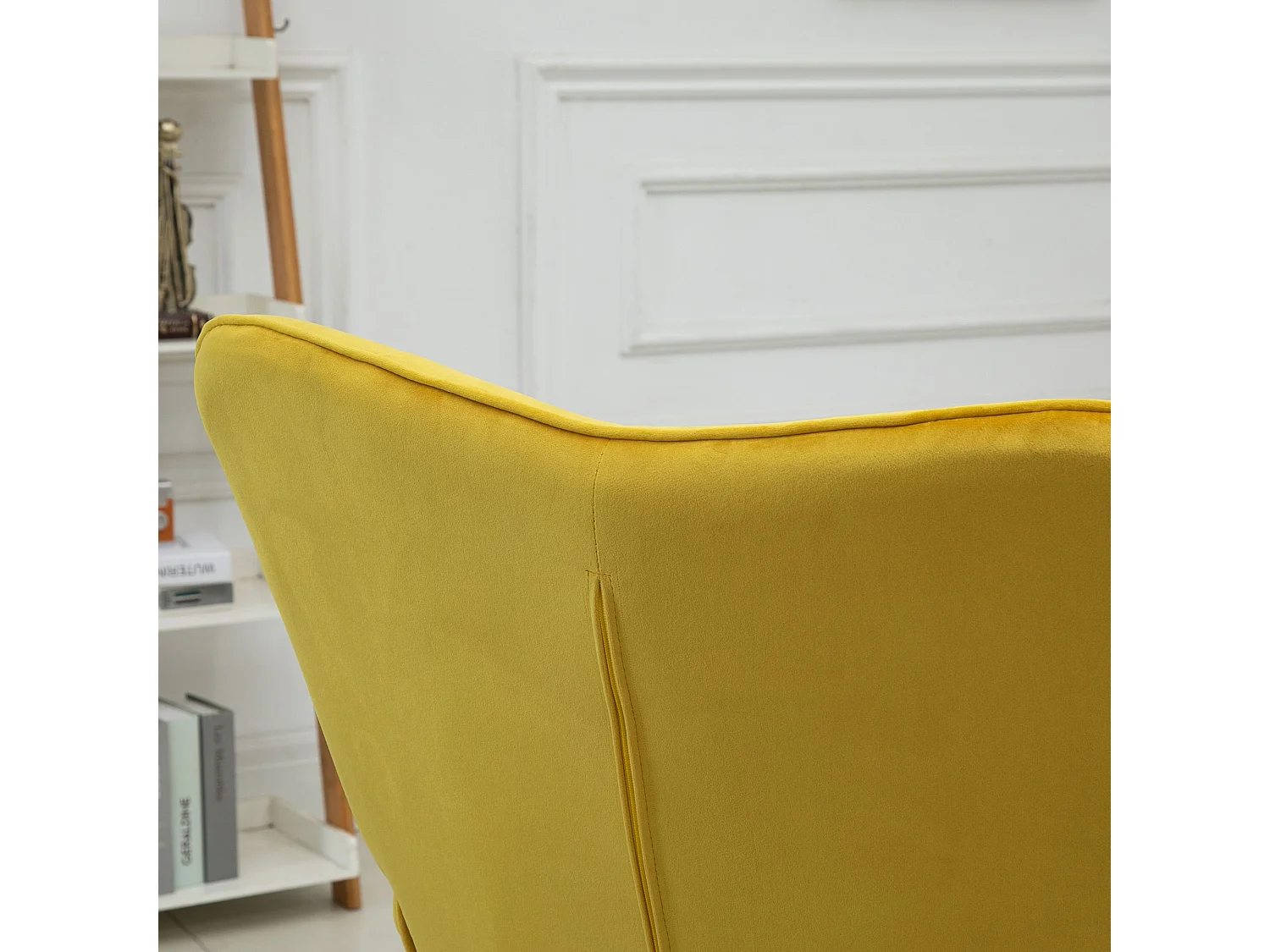 Sillón orejero de terciopelo con reposabrazos y patas de madera para salón dormitorio amarillo