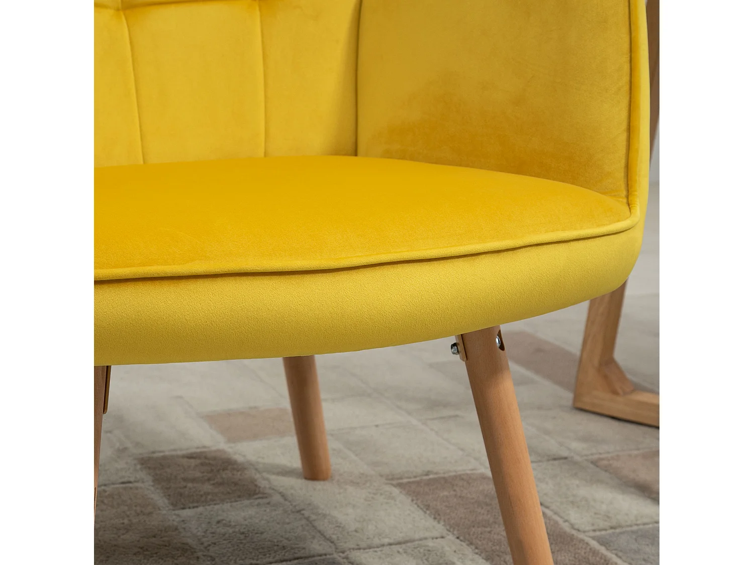 Sillón orejero de terciopelo con reposabrazos y patas de madera para salón dormitorio amarillo