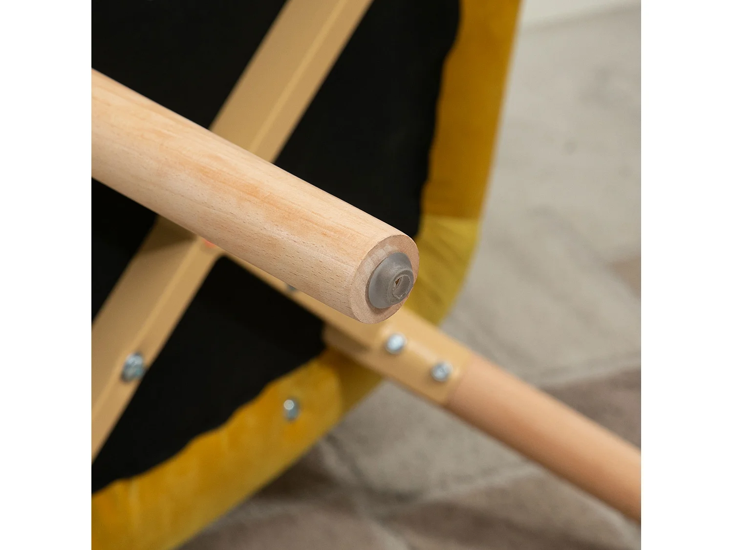 Fauteuil oreilles en velours con accoudoirs et pieds bois pour salon chambre jaune