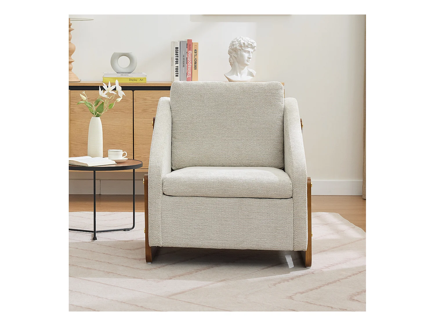Sillón de chenilla beige para salón o dormitorio, con reposabrazos de madera, 73,5 x 73,5 x 73,5 cm