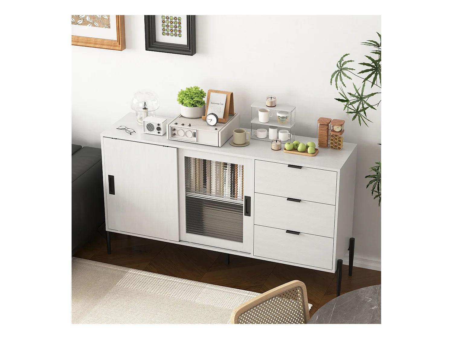 Aparador moderno de madera blanca con puertas de cristal estriado y 3 cajones para salón y entrada.