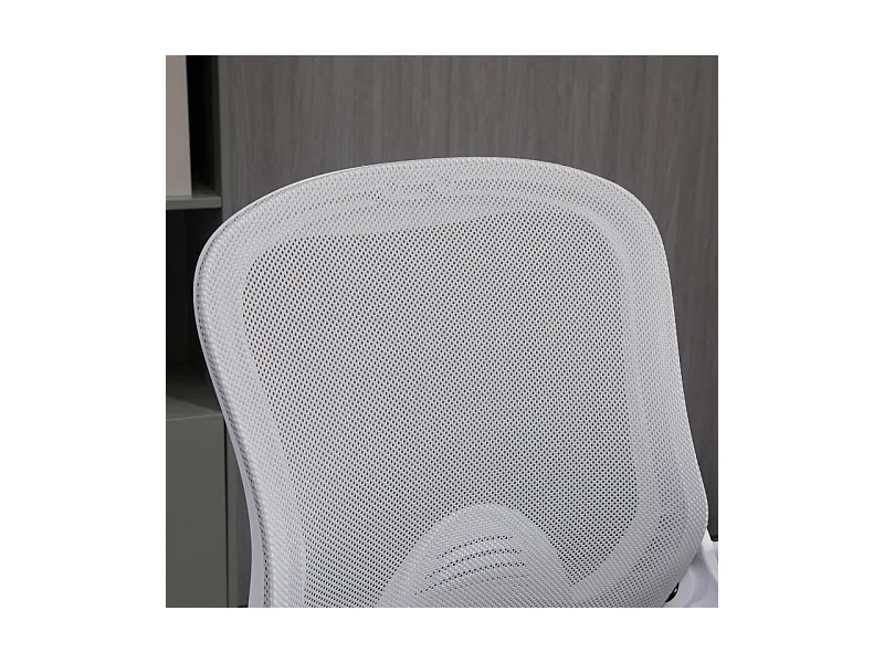 Silla de oficina ergonómica con reposabrazos abatibles, respaldo de malla y reposapiés ajustable en gris claro.