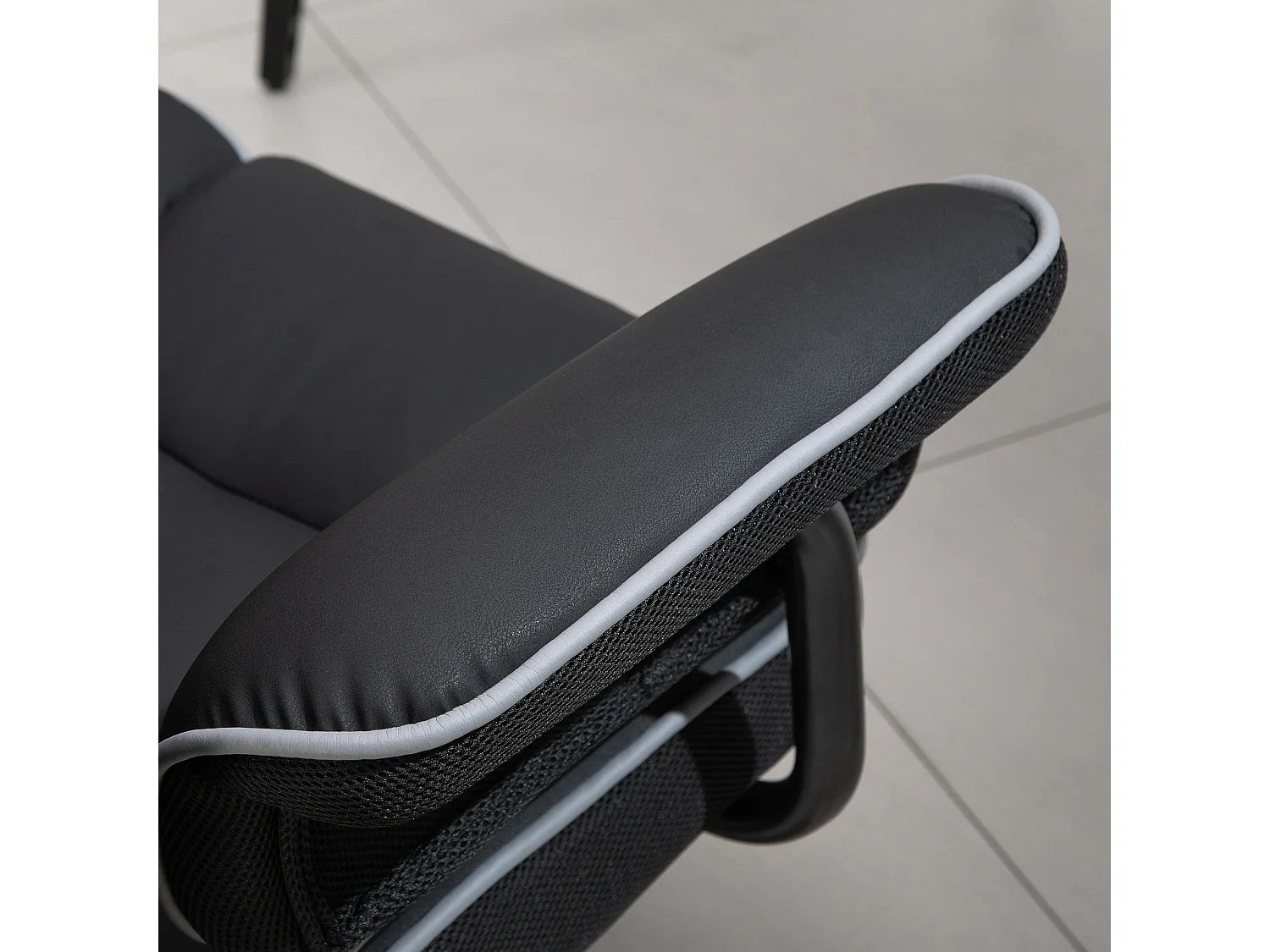 Silla de oficina ergonómica en piel sintética con reposabrazos, regulable, color negro, 76x80x118-124 cm