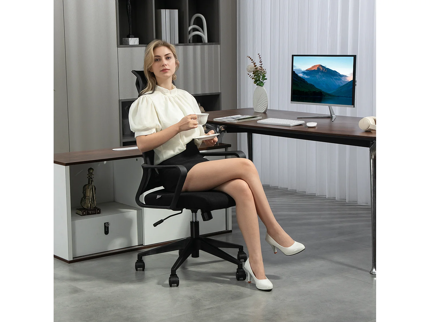 Chaise de bureau ergonomique Mesh pivotante avec accoudoirs et appui-tête réglable noir 60x64x102-112cm