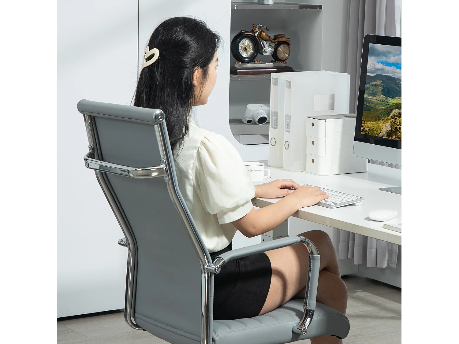 Silla de oficina ergonómica de piel sintética con reposabrazos y función de balanceo, gris claro